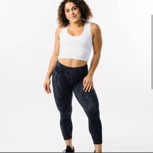 Zyia Active Charcoal/Navy Mood Light and Tight Hi-Rise Capri.